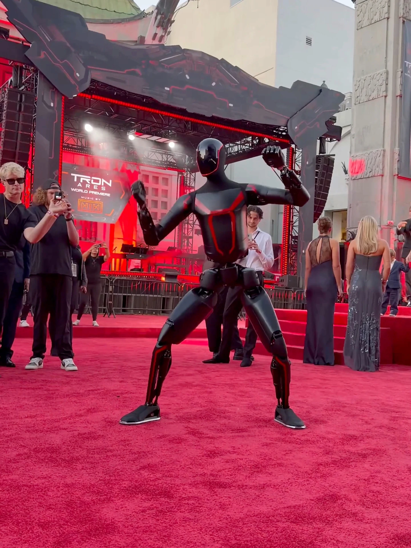 娛樂城：大秀中國功夫：特斯拉 Optimus 擎天柱機器人亮相《創：戰神》首映禮